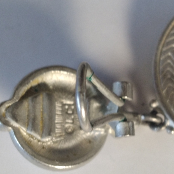 Vintage Liz Claibourne Clip On Earrings. Large Silver Medallion Design Unique - Picture 11 of 12